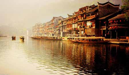 張家界國家森林公園、袁家界、天子山、大峽谷、玻璃橋、鳳凰古城兩晚三日游